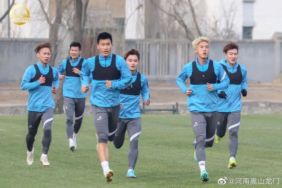 围不雅人群对这段豪情，不过乎祝愿、吐槽，真正严重关心仍是L师长教师身旁同事。